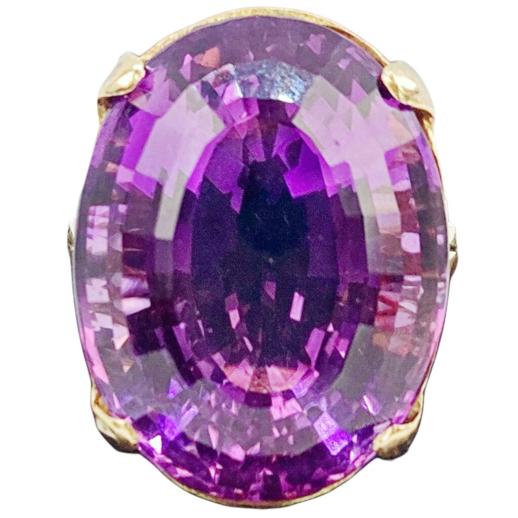 Amethyst Ring Mounted in 18Kt Gold