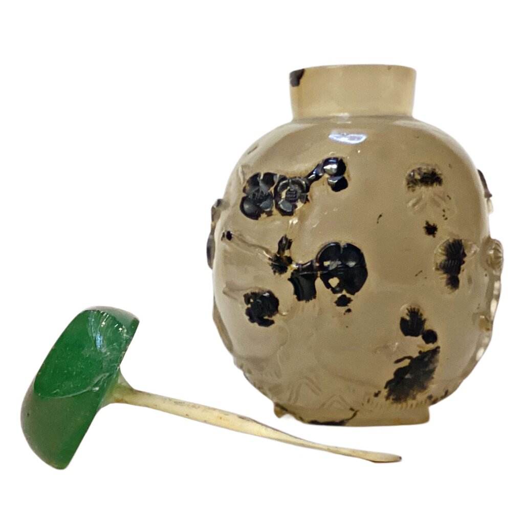 Antique Chinese Carved Agate Snuff Bottle. Qing Dynasty.