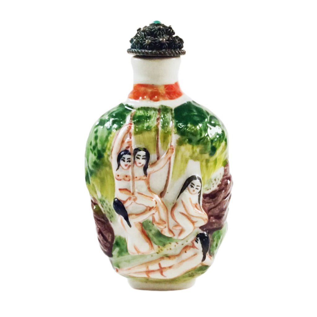 Famille rose porcelain snuff bottle