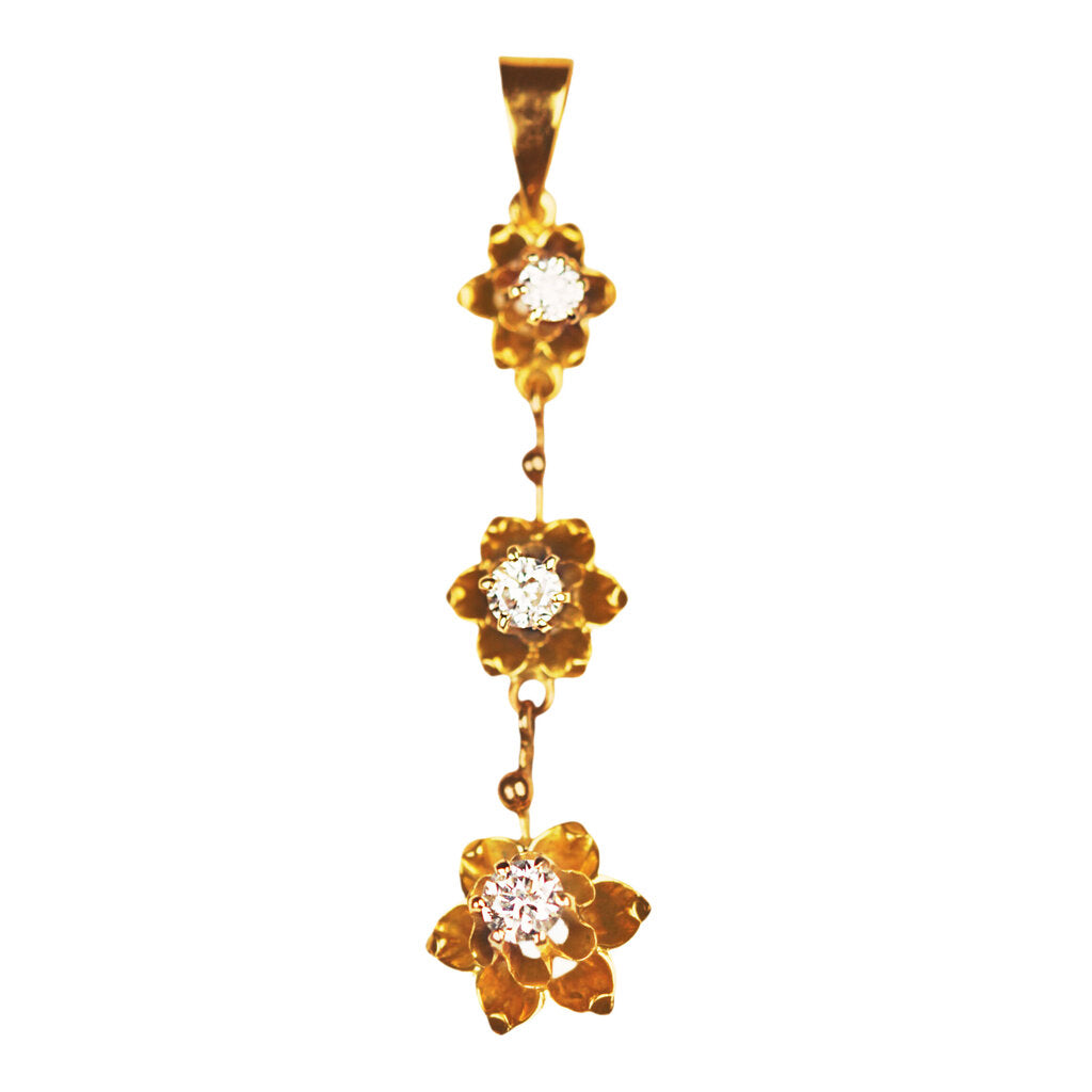 Graduated 3 Stone Diamond Flower Pendant in 18Kt Gold