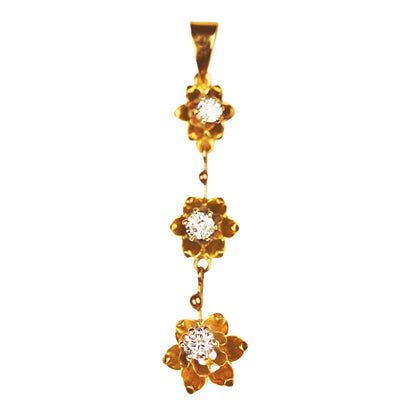 Graduated 3 Stone Diamond Flower Pendant in 18Kt Gold