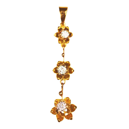 Graduated 3 Stone Diamond Flower Pendant in 18Kt Gold