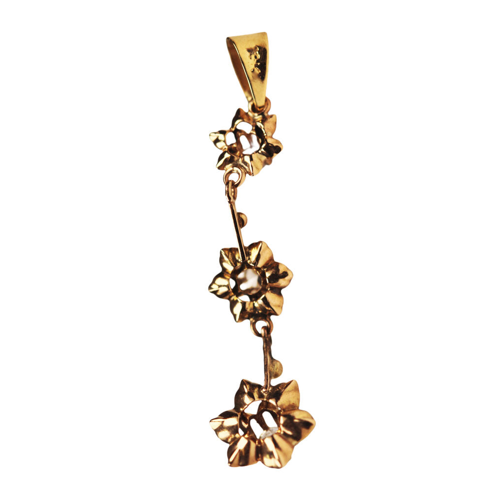 Graduated 3 Stone Diamond Flower Pendant in 18Kt Gold