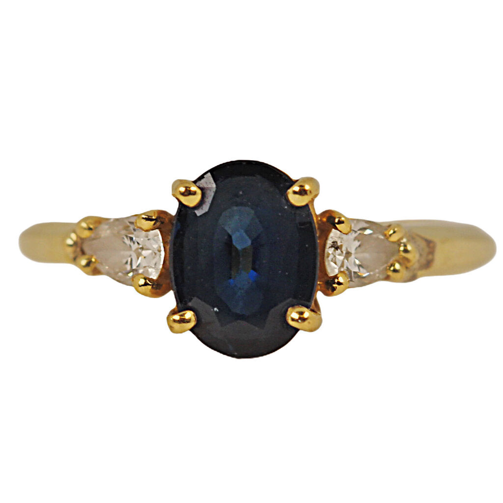 Oval Cut Sapphire Ring w. Pear Cut Diamond Shoulders in 18Kt Gold